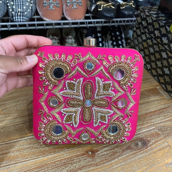 Floral Embroidered Box Clutch - Picture 4 of 6